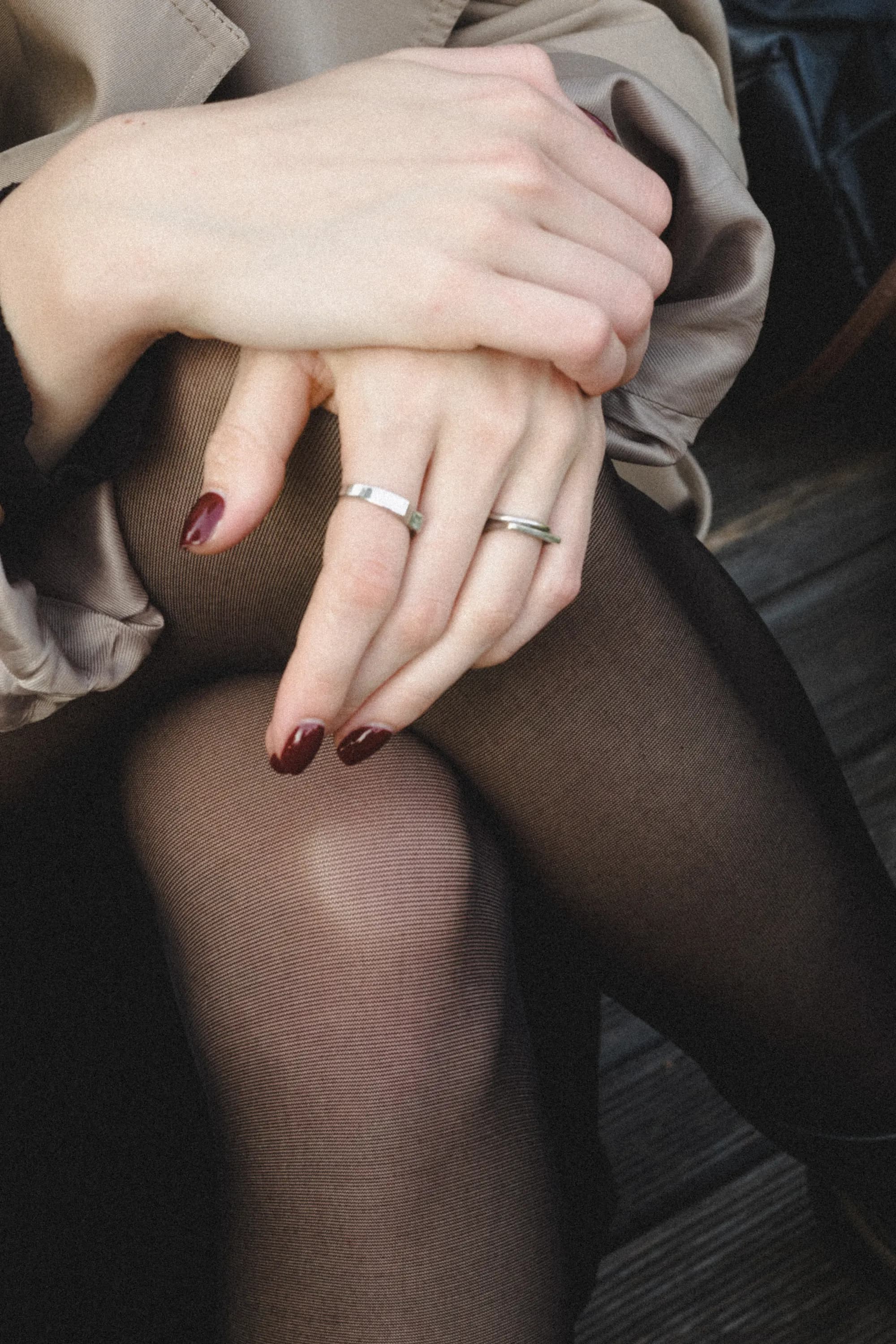 Mãos com anéis e unhas feitas