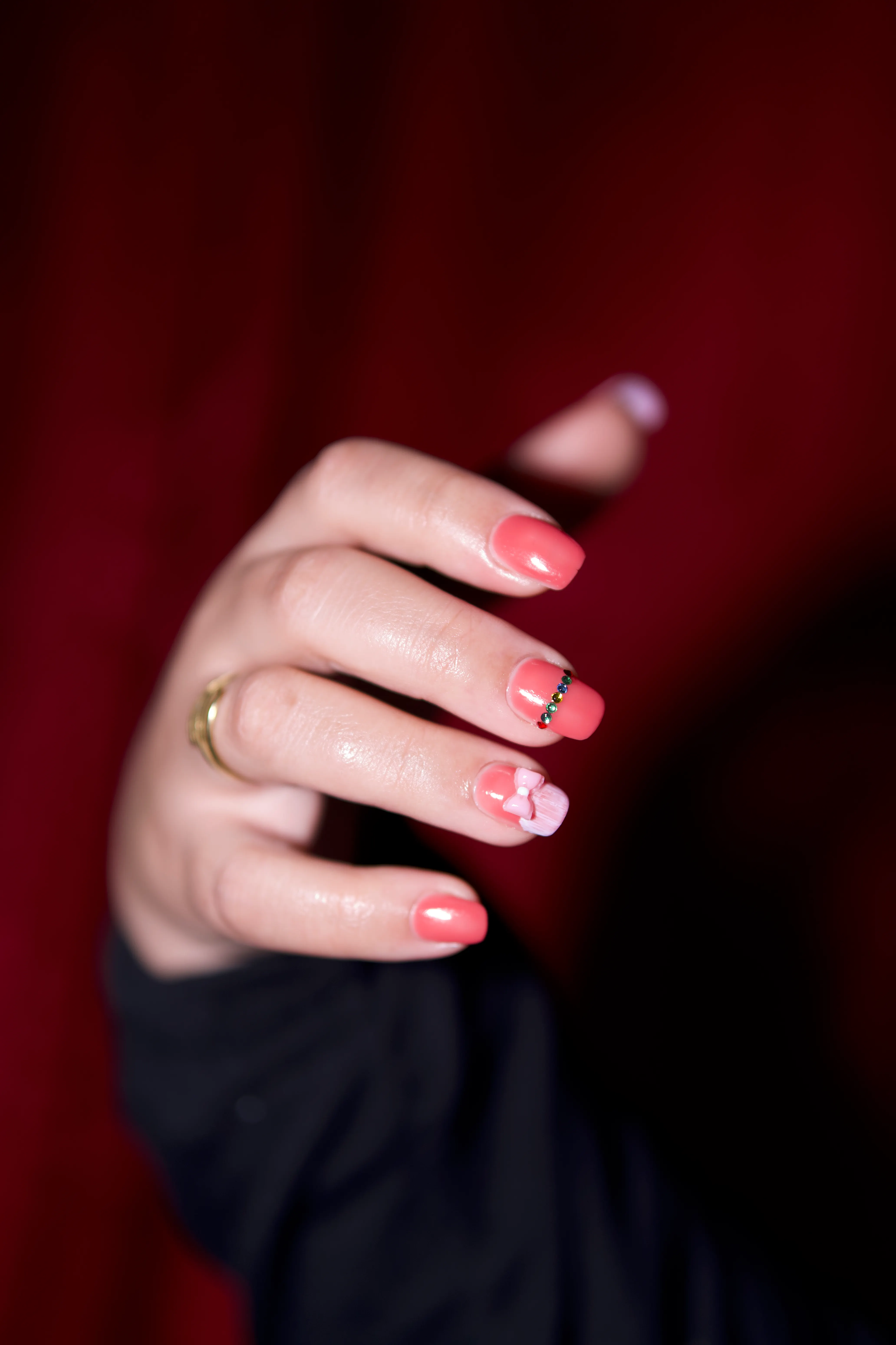 Unhas rosa com detalhe floral